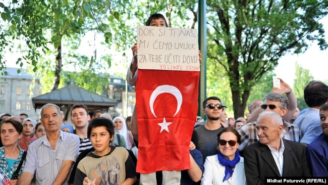 Ljudi čekaju da vide Erdogana tokom njegove posjete BiH, Sarajevo, maj 2015.