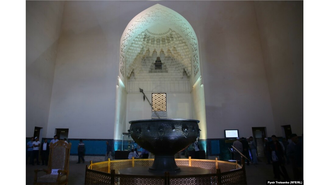 Киска өзінің ұятты жерлерін жайып жіберді