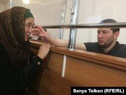 Дадаш Маженов с супругой в суде. Акмолинская область, город Щучинск, 22 октября 2018 года