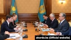 Президент Казахстана Касым-Жомарт Токаев (справа) и совершающий четырехдневный визит в Центральную Азию заместитель государственного секретаря США по политическим вопросам Дэвид Хейл (слева) на встрече в казахстанской столице. 21 августа 2019 года.