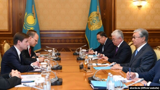 Президент Казахстана Касым-Жомарт Токаев (справа) и совершающий четырехдневный визит в Центральную Азию заместитель государственного секретаря США по политическим вопросам Дэвид Хейл (слева) на встрече в казахстанской столице. 21 августа 2019 года.