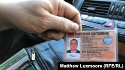 Konstantin Vajatkin pokazuje svoju novu, “sovjetsku” vozačku dozvolu.
