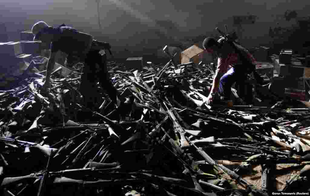 Anti-Qaddafi rebels raiding a government weapons and ammunition compound, September 2011.