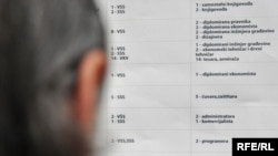 Jedan od nezaposlenih gleda spisak sa traženim zanimanjima u Službi za zapošljavanje, Sarajevo, ilustrativna fotografija