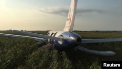Самолет "Уральских авиалиний", совершивший посадку в кукурузном поле 15 августа 