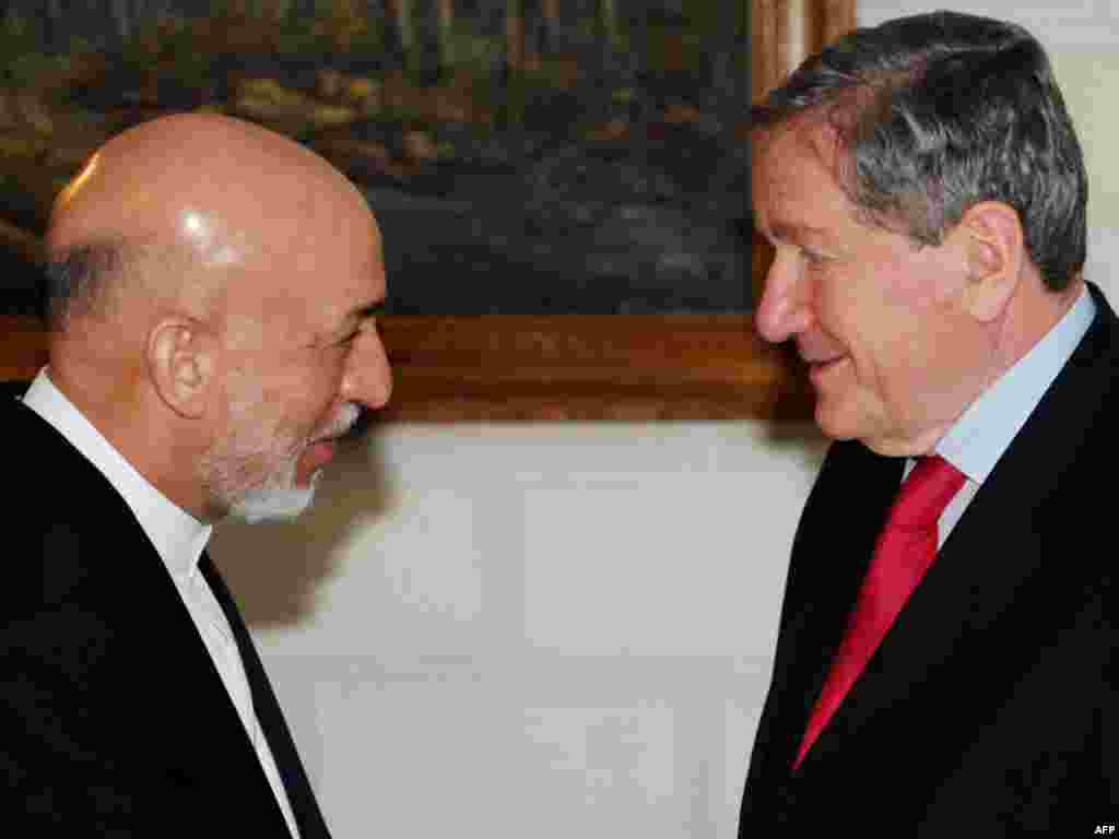 რიჩარდ ჰოლბრუკი ქაბულში მოლაპრაკებებს მართავს ავღანეთის პრეზიდენტ ჰამიდ კარზაისთან. 2010 წლის 22 ივნისი.