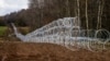 Польські військові будують огорожу з колючого дроту вздовж кордону з Калінінградською областю Росії, 3 листопада 2022 року