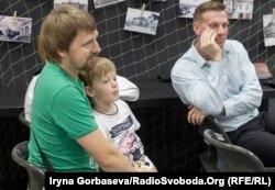 Максим Бородин пришел на первую встречу с полицией вместе со своим сыном