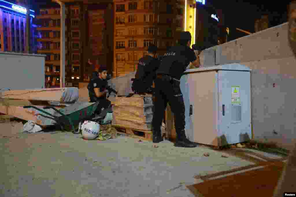Поліцейські Туреччини ведуть спостереження за подіями з даху