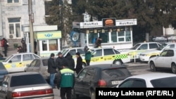 Таксисты на привокзальной площади в Алматы. 13 февраля 2013 года.
