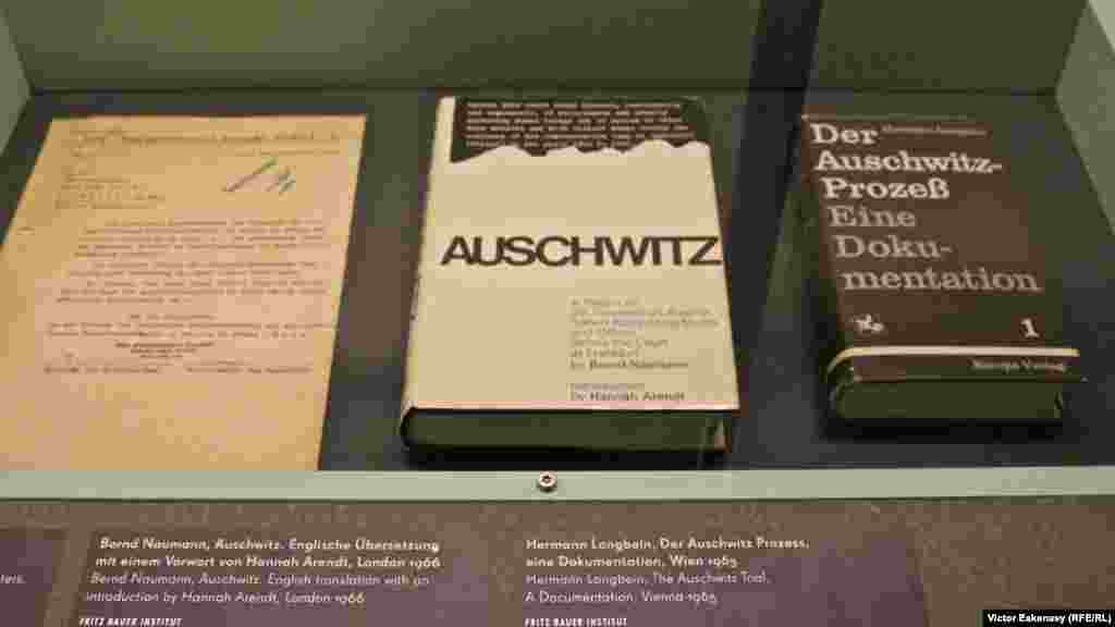Stand cu documentație despre Procesele Auschwitz de la Frankfurt pe Main.