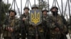Украинские военные в Перевальном не пускают «зеленых человечков» на территорию военной части. Крым, март 2014 года