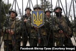 Украинские морпехи не пускают «зеленых человечков» на территорию военной части в Перевальном. Крым, март 2014 года
