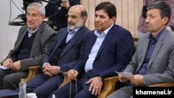 پرویز فتاح (نفر اول از راست) در کنار محمد مخبر، رئيس ستاد اجرایی «فرمان امام»، از جمله خزانه‌دارهای مهم رهبر محسوب می‌شوند. 