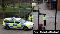 Poliția britanică în centrul Salisbury, la locul unde a fost găsit Serghei Skripal și fiica sa 