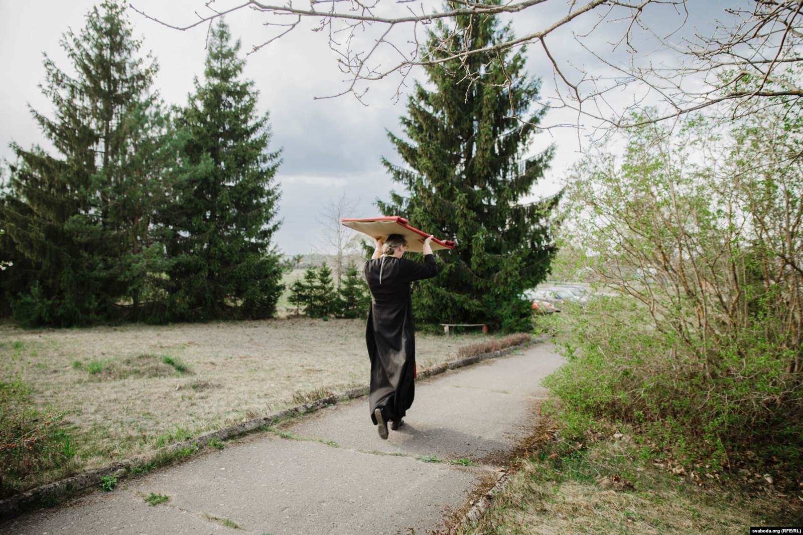 Отец Дионисий несет плащаницу на пасхальную службу