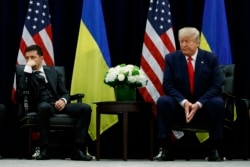 Володимир Зеленський (л) і Дональд Трамп (п) зустрічались у США 25 вересня 2019 року, і обидва твердили, що «ніякого тиску не було». Але свідки свідчать про інше