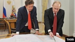 Президент России Владимир Путин и глава компании "Газпром" Алексей Миллер в резиденции Ново-Огарёво.
