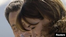 French President Nicolas Sarkozy and first lady Carla Bruni-Sarkozy share a laugh. (file photo)