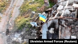 Українські бійці встановлюють національний прапор на острові Зміїний в Чорному морі (Одеська область). Фото опубліковане 7 липня 2022 року
