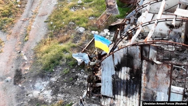 Украина, остров Змеиный, украинский флаг на острове, 7 июля 2022