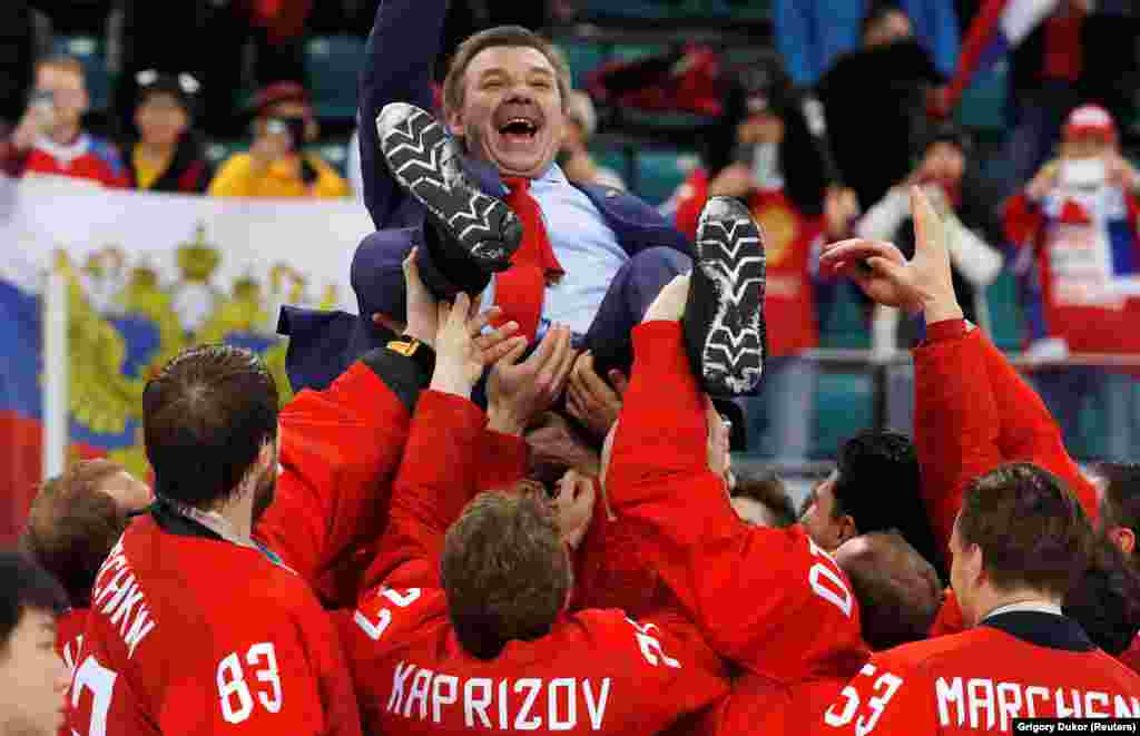 Ice Hockey Men: Final Match - Russia - Germany - Gangneung Hockey Centre, Gangneung, South Korea - February 25, 2018 - Russia's head coach Oleg Znarok is carried by the team after they won. (REUTERS/Grigory Dukor)