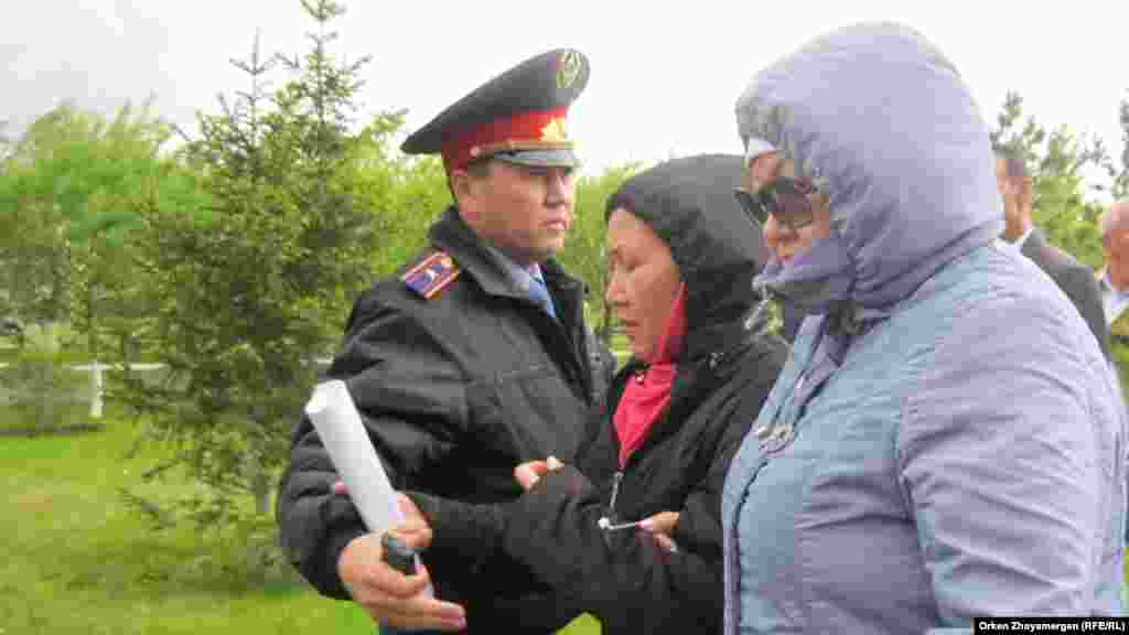 Офицер полиции требует, чтобы активисты движения &laquo;ипотечников&raquo; не шли дальше и разошлись по домам. Астана, 22 мая 2013 года.