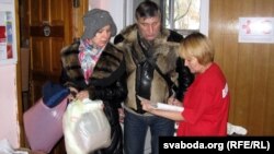 Сямейная пара пажадала дапамагчы маламаёмным гараджанам