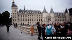 Атрофи қароргоҳи марказии полиси Париж, ки дар назди калисои Нотр Дам воқеъ аст, муҳосира шудааст 