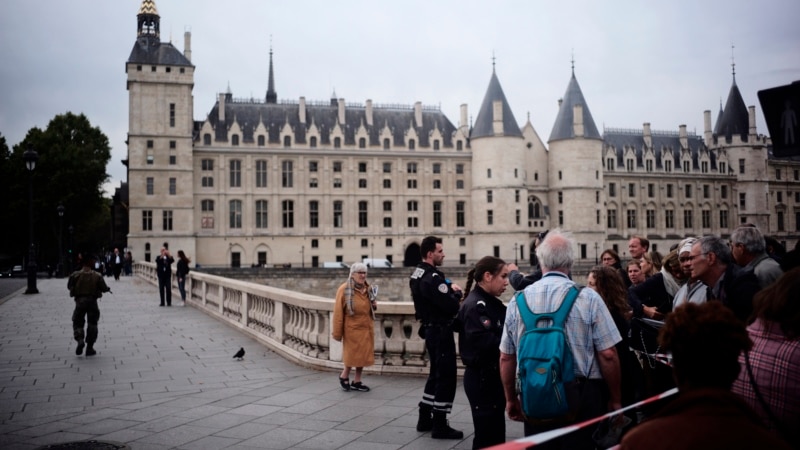 Полицаец убил четворица колеги во Париз со нож, па го убиле