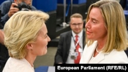 Șefa Comisiei Europene, Ursula von der Leyen, și fosta șefă a diplomației europene, Federica Mogherini, anchetată de Parchetul European pentru fraudă cu fonduri UE la înființarea unei școli destinate formării tinerilor diplomați.