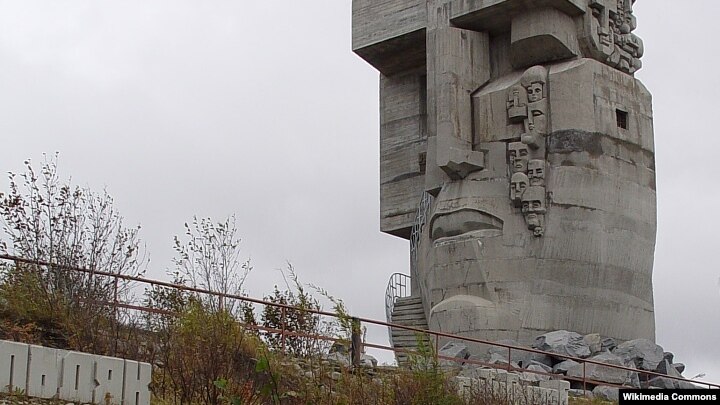 Магадан'Маска скорби, 1996 скульптор Эрнст Неизвестный