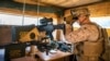 این تصویر که وزارت دفاع آمریکا در اختیار رسانه‌ها گذاشته، تفنگدار دریایی ارتش آمریکا را در حال حفاظت از سفارت آمریکا در بغداد در دوم ژانویه ۲۰۲۰ نشان می‌دهد