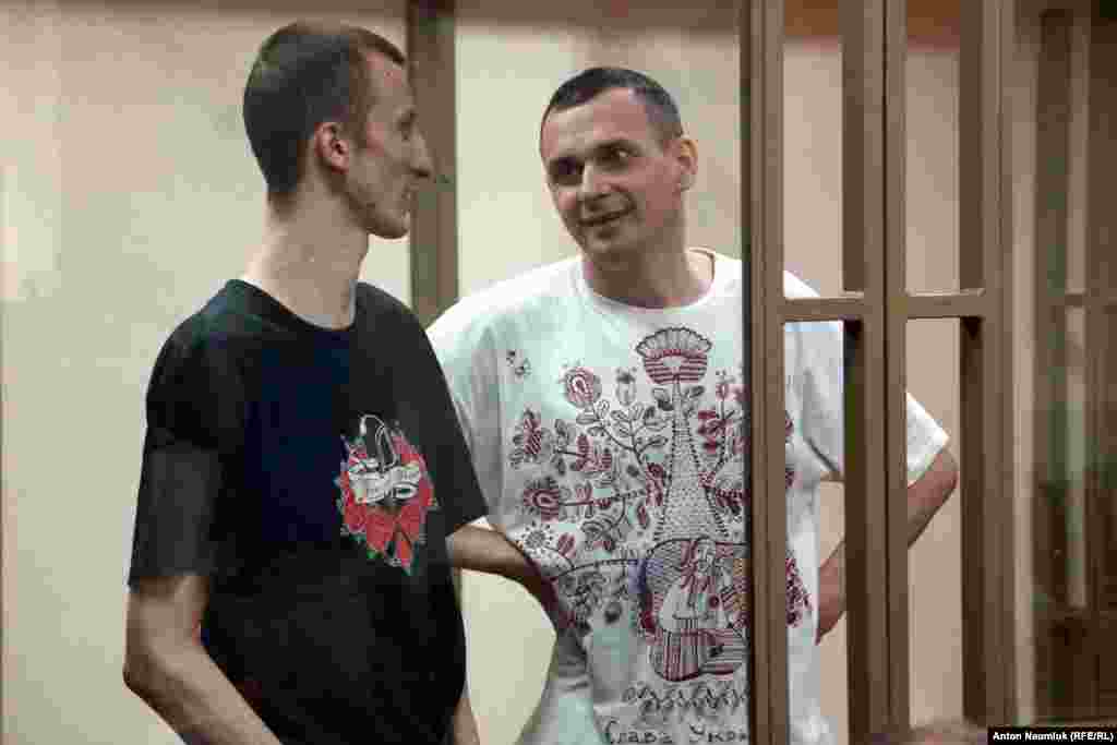 Сотта мемлекеттік айыптаушы Олег Сенцовты (оң жақта) 23 жылға, Николай Кольченконы - 12 жылға бас бостандығынан айыруды сұраған.