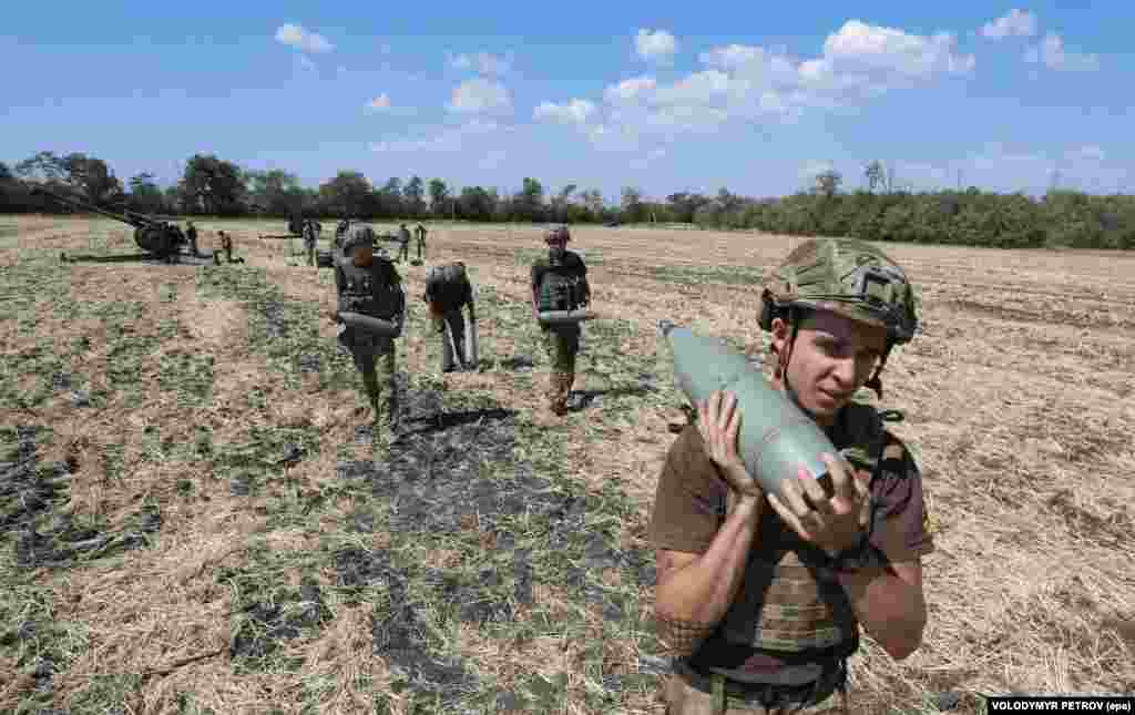 Ukrainian militants of the Azov battalion take part in an exercise on a shooting range close to the village of Urzuf near Mariupol. (epa/Volodymyr Petrov)