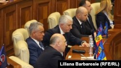 Constantin Botnari (al treilea din stânga) era mereu în preajma oligarhului Vladimir Plahotniuc. Ședința parlamentului din 21 martie 2019