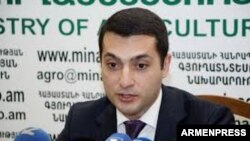 Armenia -- Deputy Agriculture Minister Armen Harutiunian at a news conference in Yerevan.