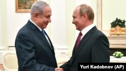 Kryeministri izraelit, Benjamin Netanyahu (majtas) dhe presidenti rus, Vladimir Putin, foto nga arkivi.