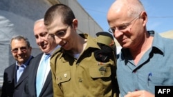 گیلعاد شالیط به همراه پدرش، نوعام (راست)، در سال ۲۰۱۱ در نتیجه چنین مذاکراتی آزاد شد