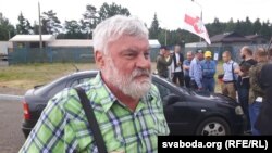 Уладзімер Арлоў на варце ў Курапатах каля рэстарану «Поедем поедим», 14 чэрвеня 2018 году