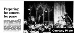 Леонард Бернстайн репетирует "Мессу времен войны» в вашингтонском Национальном соборе. Фото из газеты Chicago Tribune.