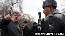 Лидер "Яблока" Сергей Митрохин вместе с сотрудником полиции