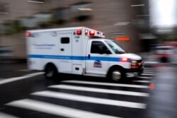 Машина скорой помощи на улице в Нью-Йорке, 13 апреля 2020 года