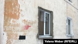 Надпись о продаже наркотиков на стене дома и уже закрашенное жителями объявление в городе Темиртау Карагандинской области.