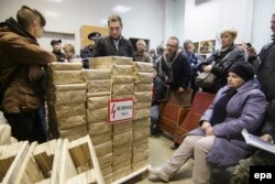 Activiști blocând tipărirea buletinelor electorale în Mariupol, 19 oct, 2015