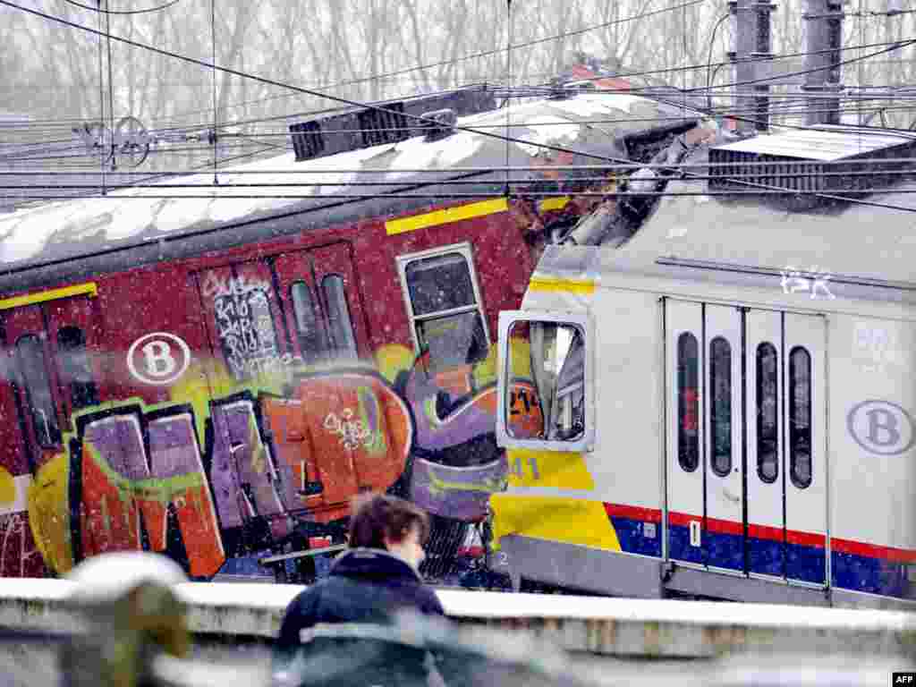 У Бельгії 18 осіб загинули в результаті залізничної катастрофи. Трагедія сталася неподалік міста Галле за 15 кілометрів на північний захід від Брюсселя. За даними слідства, один із машиністів не помітив сигналу зупинки