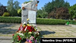 Piatră comemorativă pe locul unde va fi ridicat la Chişinău Monumentul Victimelor Deportărilor. 