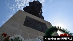 Monumentul în memoria victimelor deportărilor regimului comunist, numit și „Trenul durerii”, din fața Gării Chișinău