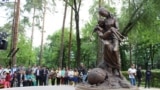 1931-1933-жылдардагы ачарчылыктын курмандыктарына арналган Алматыдагы эстелик.