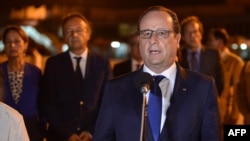 Presidenti Francois Hollande duke dhënë deklaratë me të arritur në aeroportin e Havanës